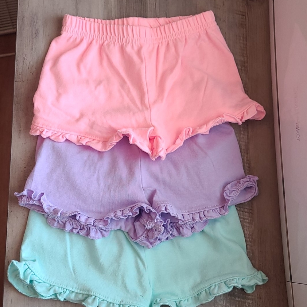 3 pairs of shorts (6-9M)